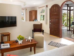 Casa Sonoma - Charming Condos Minutes from Beach & Reef