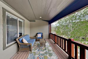 Eight-Bedroom House room in 2-Unit Bear Hollow Village Retreat with Hot Tub townhouse