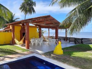 Casa à beira-mar, piscina