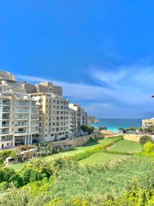 Follow the Sun Boutique Hostel - Pool, Breakfast & Sea Views