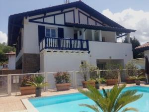 Two-Bedroom Apartment room in BELHARRA - Apt 3*** dans Villa typique et piscine