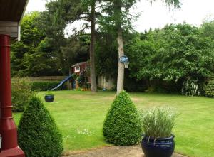 Surlingham Lodge Garden Cottage in RSPB village near Norwich
