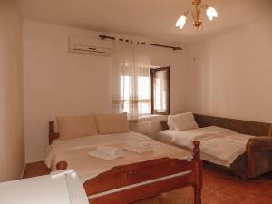 Triple Room with Side Sea View room in Guest house Naser