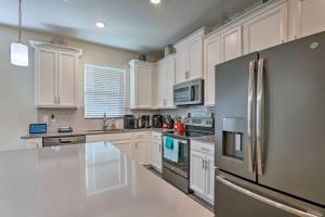 Resort-Style Family Townhome 10 Mi to Disney!