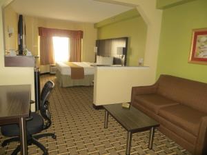 Queen Suite with Roll In Shower - Non-Smoking room in Best Western Knoxville Suites - Downtown