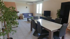 Maisons de vacances Loue haut de villa au calme piscine jardin arbore : photos des chambres