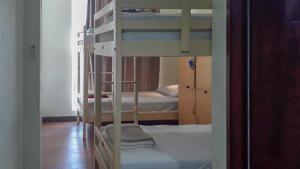 Giường đơn trong phòng tập thể (Single bed in Dormitory)