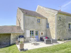 Maisons de vacances Authentic Burgundian Farmhouse in Talon with Fireplace : photos des chambres