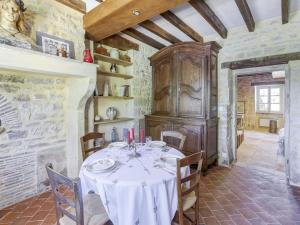 Maisons de vacances Authentic Burgundian Farmhouse in Talon with Fireplace : photos des chambres