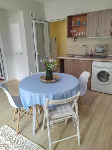 Into The BLUE, 4 guests, 5 min away from the BEACH