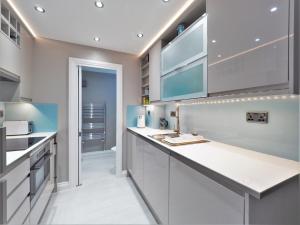 Contemporary Boutique 4 Sleeper Eton High Street - Pass the Keys