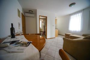One-Bedroom Apartment room in Apartments and Rooms Degra