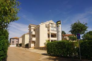 Apartments and Rooms Degra 