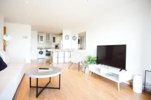 Stunning Two Bed Sea View Apartment with Pool & Gym - 纽基