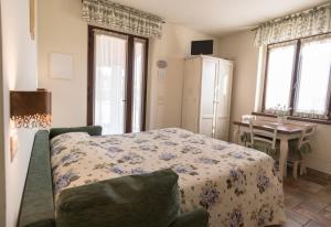 Studio with Garden View room in Rosa di Assisi