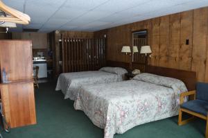 Double Room with Two Double Beds with Kitchenette room in Maple Leaf Inn Lake Placid