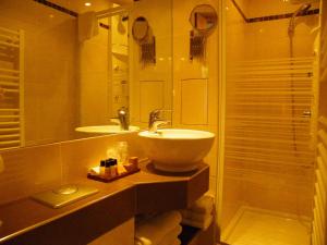 Hotels Hotel Poussin : photos des chambres