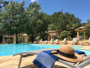 B&B / Chambres d'hotes Le Clos des Cigales : Suite Familiale 2 Chambres avec Kitchenette - Vue sur Piscine