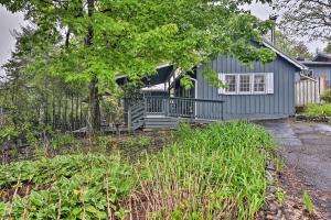 6 Mi to Grandfather Mtn Lake Cottage with Deck