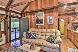 6 Mi to Grandfather Mtn Lake Cottage with Deck