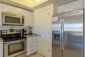 Apartment room in Time for a new adventure by the beach! Bayview chic condo in beachfront resort. Pet friendly