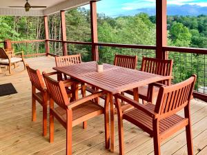 Three-Bedroom House room in River-View Deck & Hot Tub! Minutes to Downtown home
