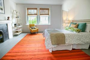 Apartment room in Apartment E · Monterey Sq Penthouse Apt in 19th C Building Apt E