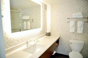 King Room with Mobility Accessible Roll-In Shower room in Holiday Inn Portland South/Wilsonville an IHG Hotel