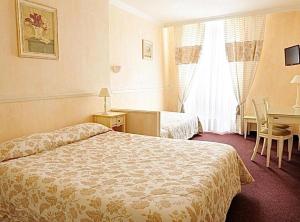 Hotels Le Grand Hotel : Chambre Triple Classique avec Baignoire ou Douche