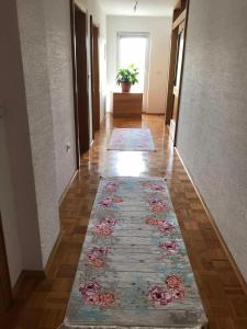 Three-Bedroom Apartment room in Lara - 12 eur po osobi