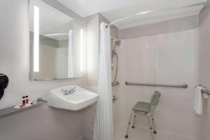 King Room with Roll-In Shower - Mobility/Hearing Accessible - Non-Smoking room in Days Inn by Wyndham Orlando Conv. Center/International Dr