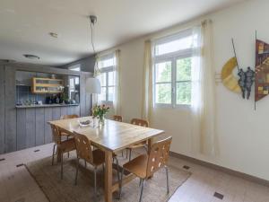 Maisons de vacances Attractive holiday home in Cuzy with pool : photos des chambres