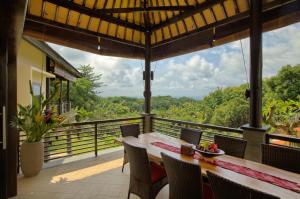 VILLA CAHAYA Perfectly formed by the natural surrounding and Balinese hospitality