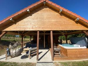 Campings Roulotte 4pers SPA Terrain multisport : photos des chambres