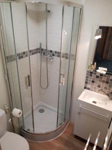 B&B / Chambres d'hotes Le Grand Cedre Spa et sauna interieur piscine : photos des chambres