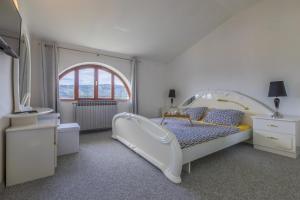 AS Apartments with swimming pool and a large yard