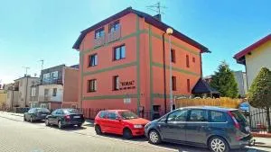 彭斯约纳特克拉尔旅馆 - Darłówko