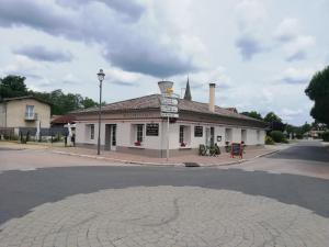 Hotels Le Merle Blanc Louchats : photos des chambres