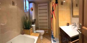 B&B / Chambres d'hotes Maison d'hotes spa terrasse parking privatifs Nevers : Chambre Double avec Terrasse