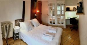 B&B / Chambres d'hotes Maison d'hotes spa terrasse parking privatifs Nevers : photos des chambres