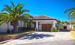 Villa Altozano with pool, barbeque, large garden, and fantastic sea views