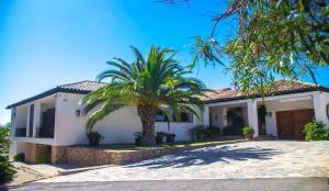 Villa Altozano with pool, barbeque, large garden, and fantastic sea views