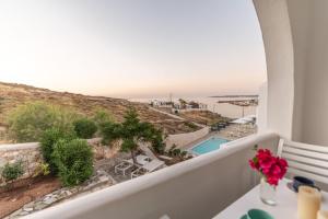 Apartment with Pool and Sea View