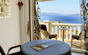 Beautiful apartment for two persons with sea view in Trogir near the beach