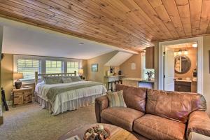 Apartment room in Cozy Couples Retreat at Blue Ridge Loft!