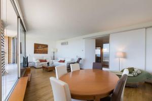 Sea views & city skyline