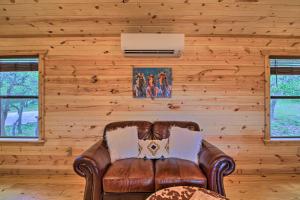 Rustic-Chic Country Cabin - 10 Mi to Main Street!