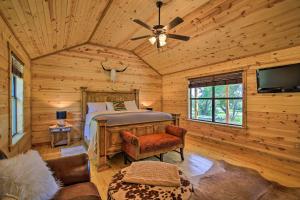 Rustic-Chic Country Cabin - 10 Mi to Main Street!