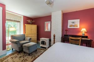 Deluxe Double Room with Bath room in Maple Hill Farm Inn