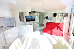 Nice apartment last floor with terrace and clear view on the sea